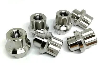 m121.25 Titàn lug nuts.webp
